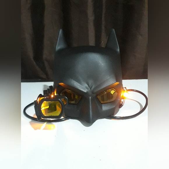 Batman Tech Mask /LED Lights 2x Magnification Lens Creature Chaos - Picture 6 of 10